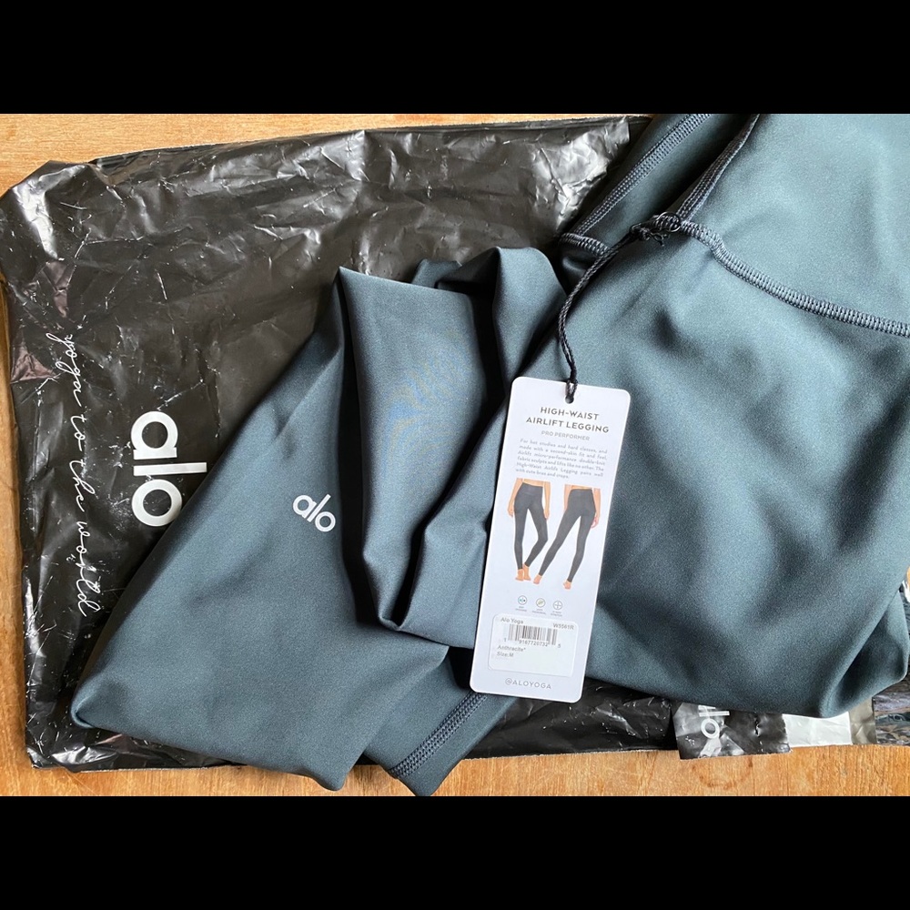 NWT ALO high-waist airlift leggings